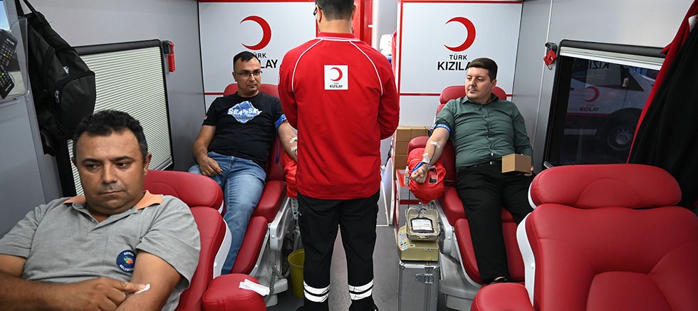Kemer Belediye personelinden kan bağışı 