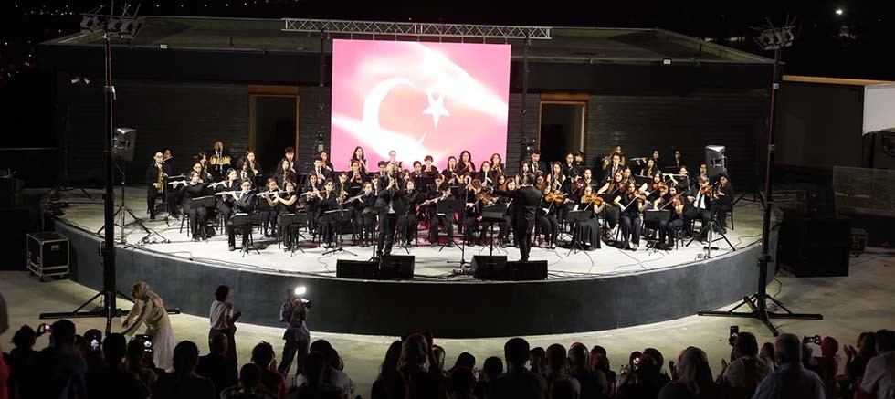 Kemer Belediyesi Gençlik Orkestrası Korkuteli'de sahne aldı