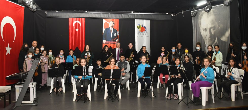 Kemer Belediyesi Gençlik Orkestrası'na büyük alkış