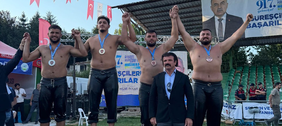 Kemer Belediyesi güreşçileri kürsüye çıktı