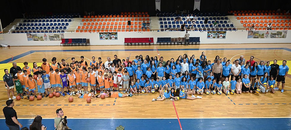 Kemer Belediyesi ücretsiz basketbol ve voleybol kursları başladı 