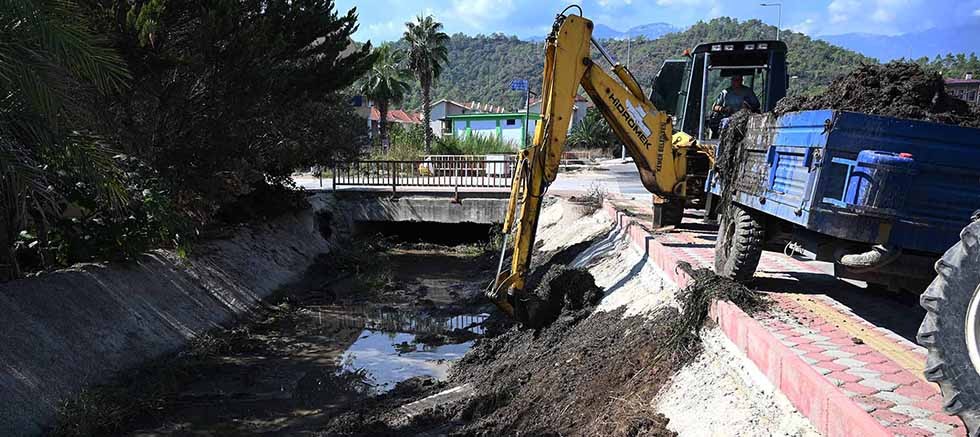 Kemer’de derelerde temizlik çalışmaları 