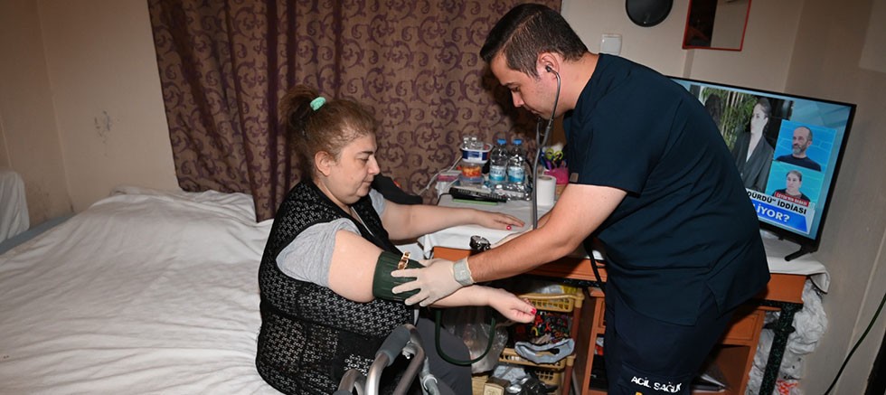 Kemer’de evde bakım hizmeti gönüllere dokunuyor