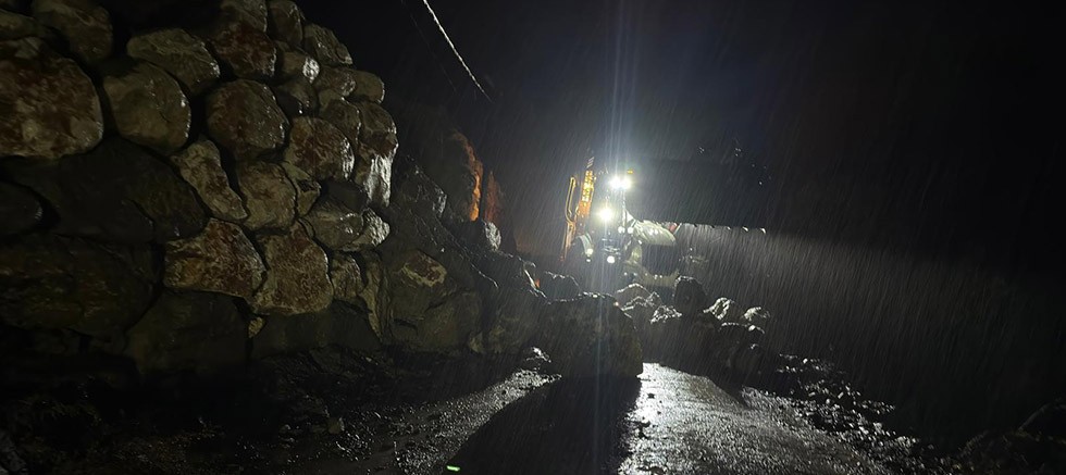 Kemer’de istinat duvarı çöktü