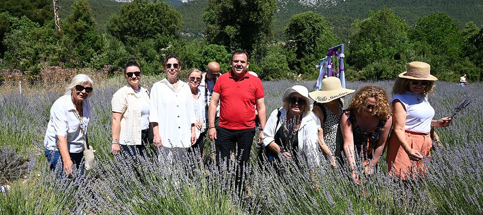Kemer’de “Mor turizm” başladı