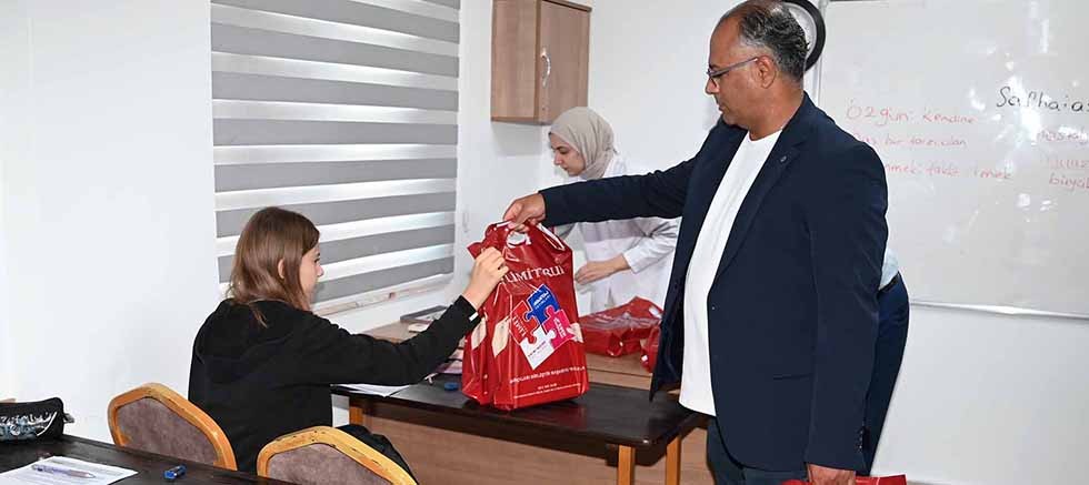 Kemer’de sekizinci sınıf öğrencilerine ücretsiz ders kitapları dağıtıldı