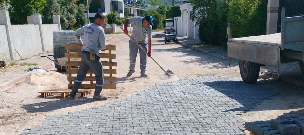 Kemer’de yol ve kaldırım çalışmaları 