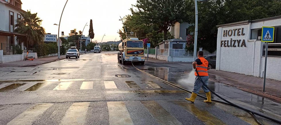 Kemer’deki toz ve toprak olan yollar yıkanıyor 