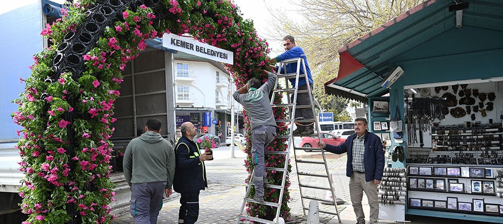 Kemer yaz sezonuna hazırlanıyor: İlçe petunyalarla süsleniyor