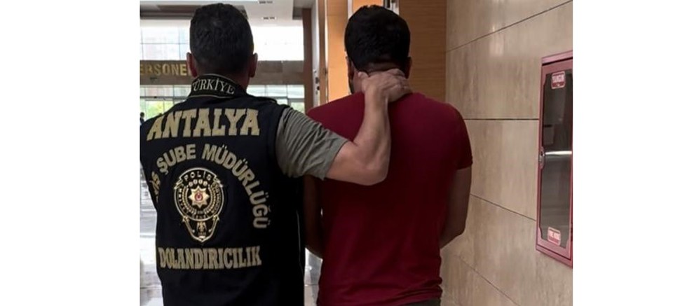 Kendisini Cumhuriyet Savcısı Emniyet Görevlisi Olarak Tanıtıp Dolandırıcılık Yapan Şahıs Yakalandı