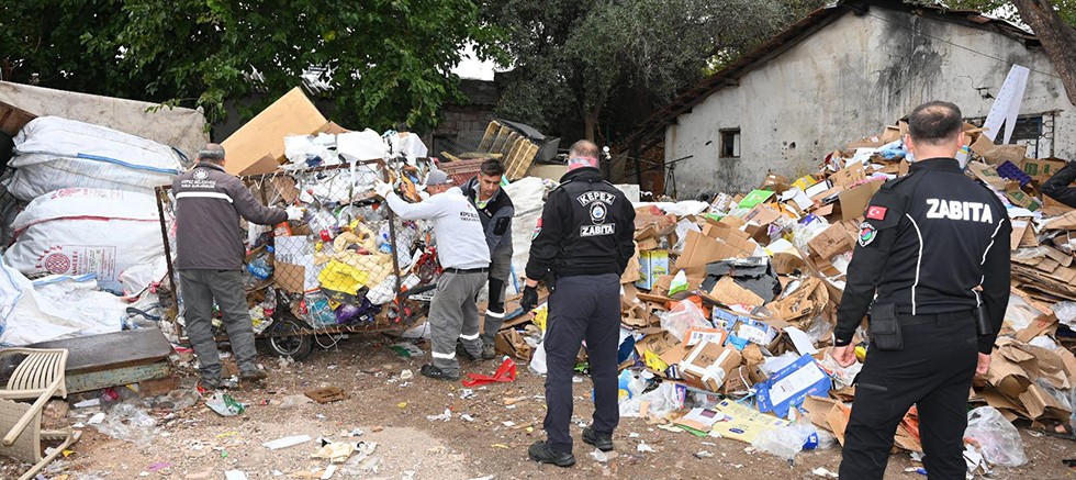 Kepez’de Çöp Ev Operasyonu: 8 Kamyon Atık Çıkarıldı