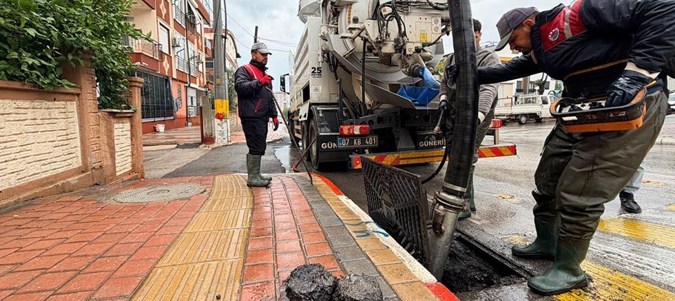 Kepez’de Yağmur Suları Kontrol Altında: 7/24 Kesintisiz Saha Nöbeti!