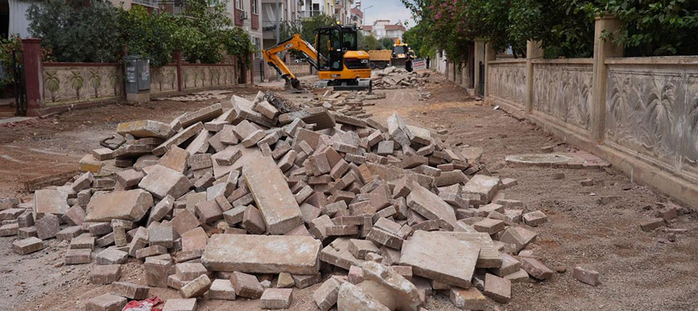 Kepez’de yollarla birlikte kaldırımlar da yenileniyor
