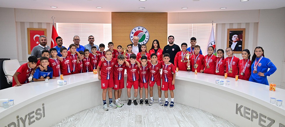 Kepez’in genç şampiyonları Başkan Kocagöz’ü ziyaret etti