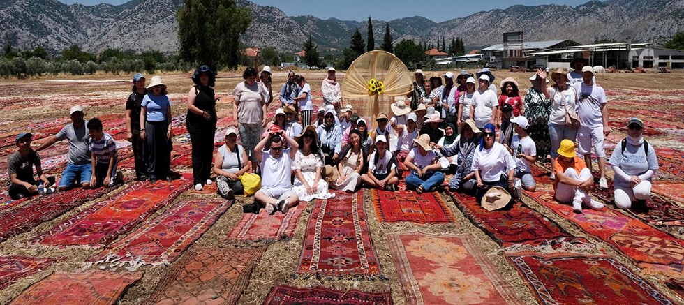 Kilim tarlalarını gezdiler