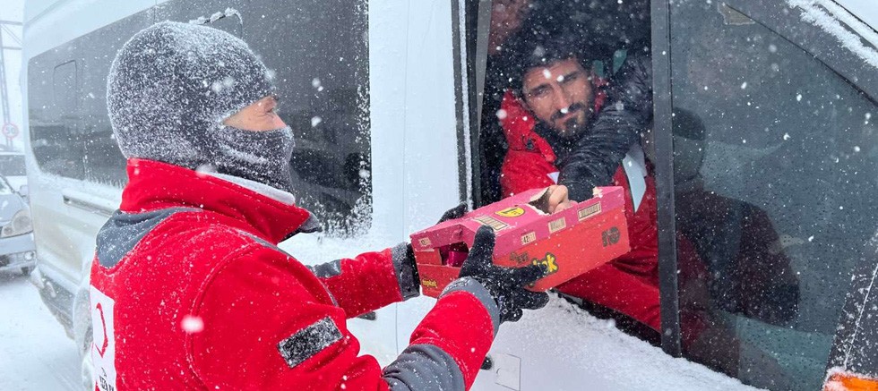 Kızılaycılar yollarda mahsur kalan kar mağdurlarının yardımına koşuyor