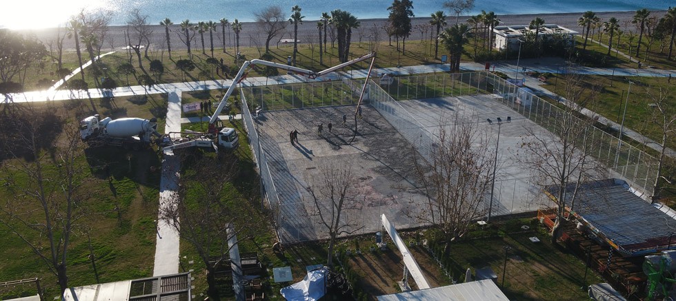 Konyaaltı Beach Park’taki tenis ve basketbol sahaları yenileniyor