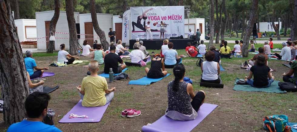 Konyaaltılılar keman dinletisi eşliğinde yoga yaptı
