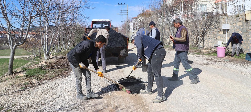 Korkuteli'nin yolları güvende: Yama çalışmaları aralıksız devam ediyor