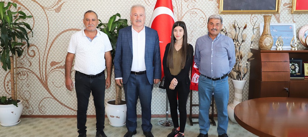 KPSS Türkiye 11.'si Beyza Kömür mutluluğunu Başkan Şahin ile paylaştı