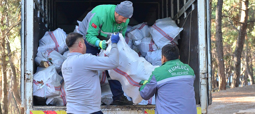 Kumluca Belediyesi'nden ihtiyaç sahibi ailelere yakacak odun desteği