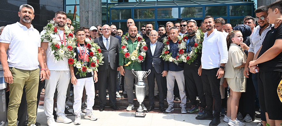 Kumluca güreşçilerini karşıladı