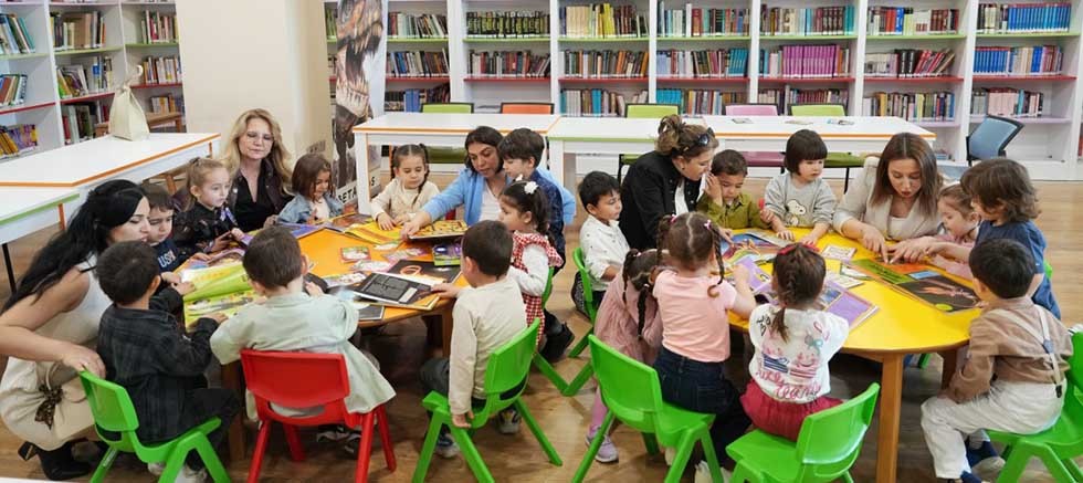 Kütüphane çocuklarla güzel