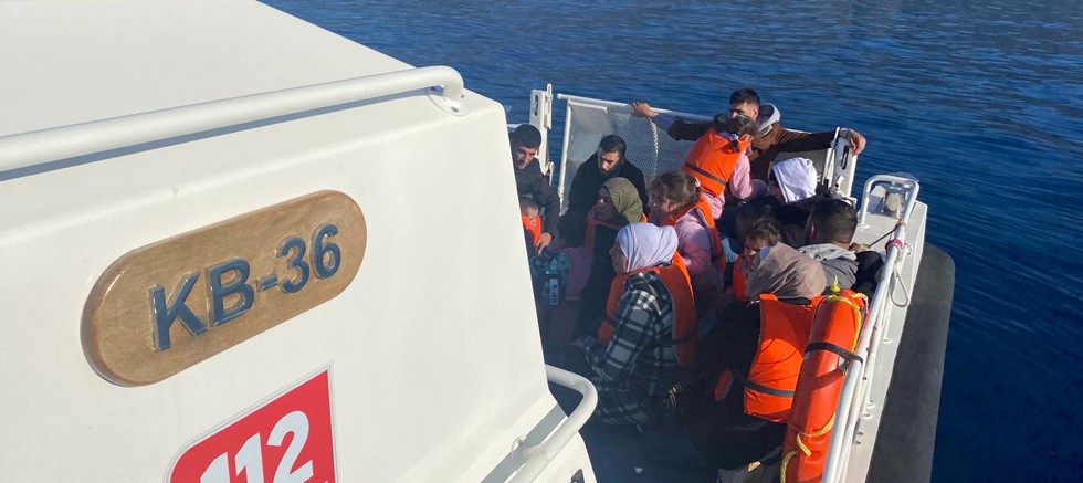 Lastik botla Meis'e geçmeye çalışan düzensiz göçmenler yakalandı