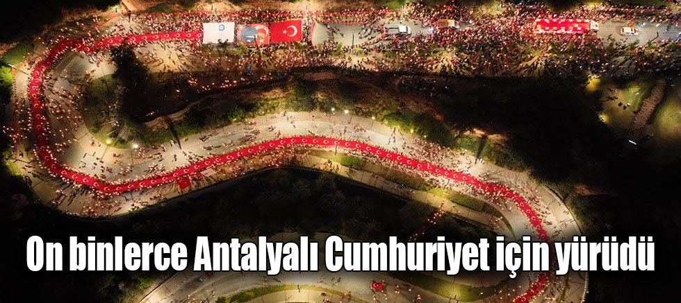On binlerce Antalyalı Cumhuriyet için yürüdü