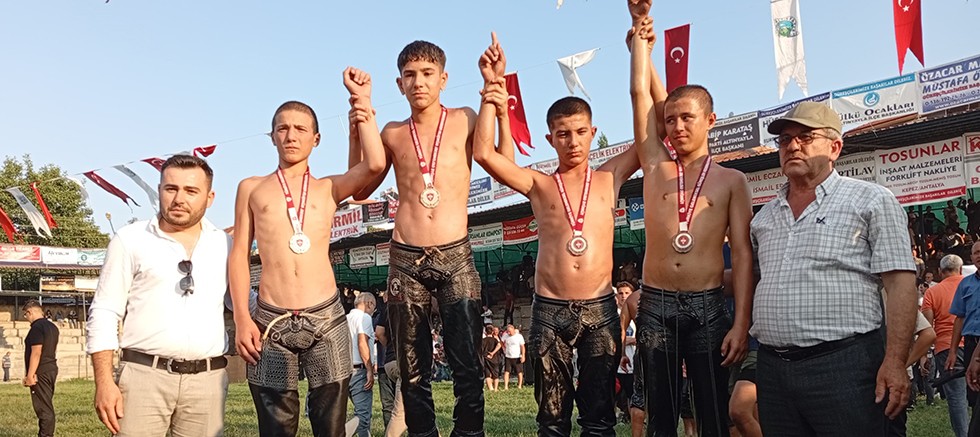 Manavgat Belediyesi Güreş Kulübü'nden çifte başarı