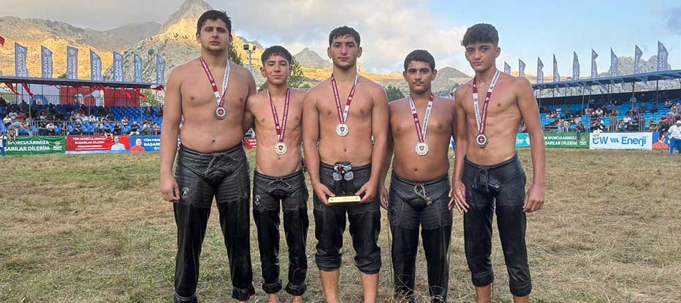Manavgat Belediyesi Güreş Kulübü pehlivanları Gökbel Er Meydanı'ndan madalyalarla döndü