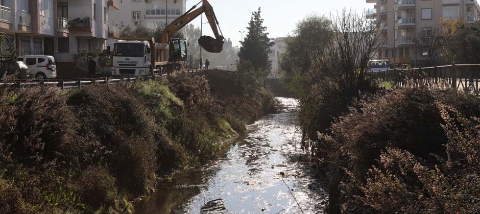 Manavgat Belediyesi'nden kanal kenarına düzenleme