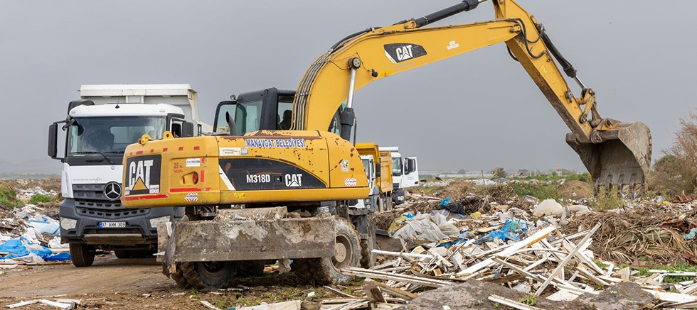 Manavgat Belediyesi'nden nehir ağzında temizlik çalışması
