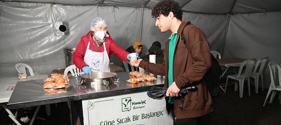 Manavgat Belediyesi'nden öğrencilere sıcak çorba