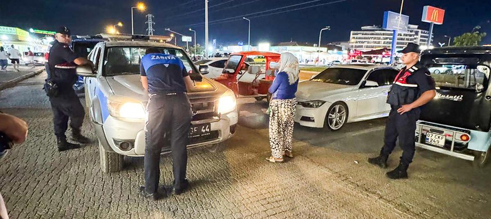 Manavgat Belediyesi Zabıta ekiplerinden sokaklarda denetim