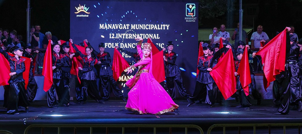 Manavgat'ta 12. Uluslararası Halk Dansları Festivali düzenlendi