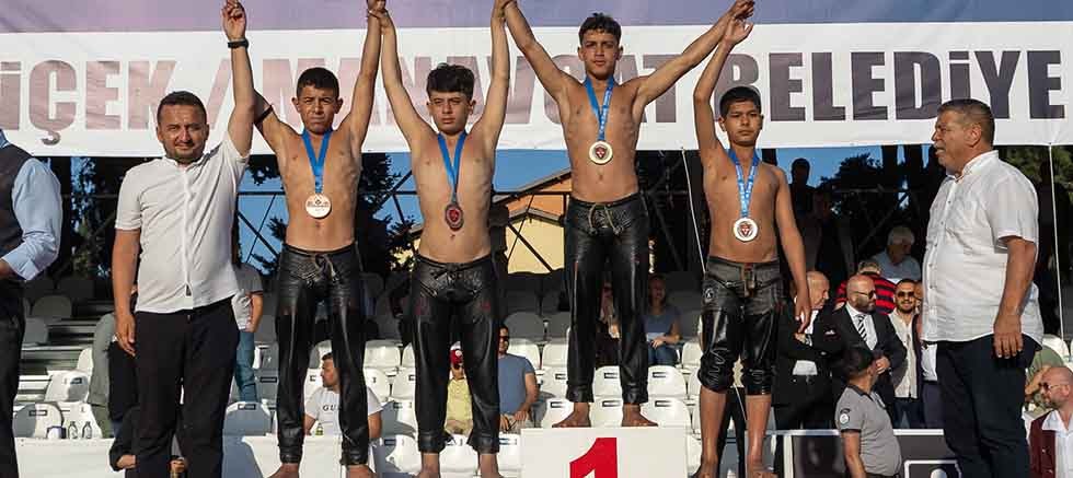 Manavgatlı genç pehlivanlar er meydanında göz doldurdu