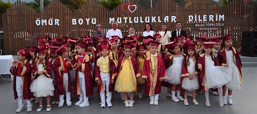 Minik öğrencilerin mezuniyet sevinci