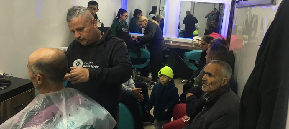 Mobil Kuaför Gazipaşa’da depremzede vatandaşlara hizmet veriyor