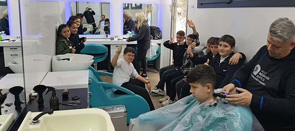 Mobil Kuaför Tırı öğrencilerin hizmetinde 