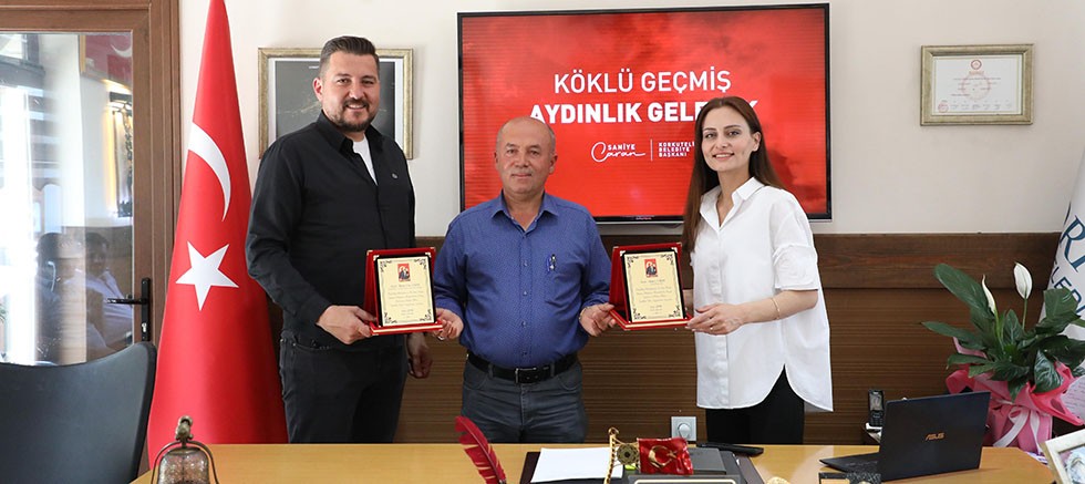 Muhtar Eyüp Çetmi’den Başkan Saniye Caran’a Teşekkür Plaketi
