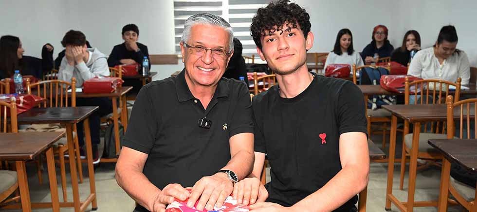 Öğrencilere ücretsiz kitapları dağıtıldı
