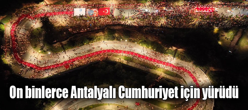 On binlerce Antalyalı Cumhuriyet için yürüdü