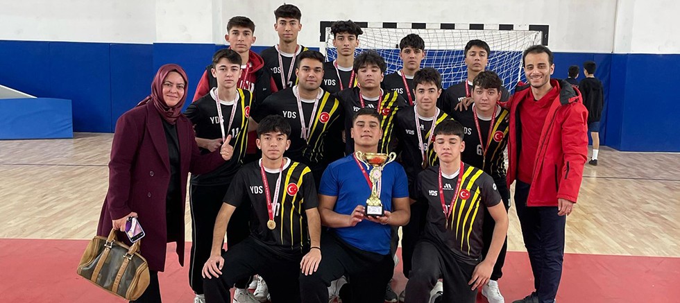 Özel Yedisu Teknoloji ve Sağlık Lisesi Aksu Futsal Turnuvası'nda Şampiyon Oldu
