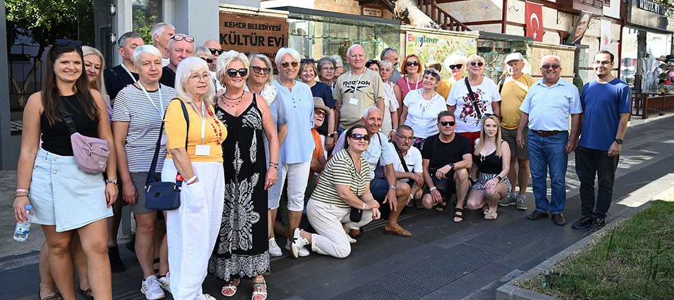 Polonyalı öğretmenlerden Kemer Belediyesi Kültür Evi’ne ziyaret