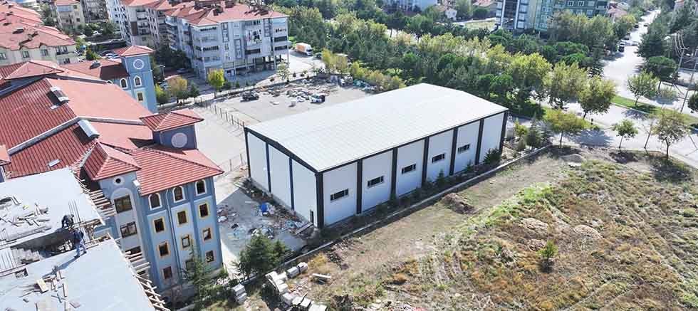 Şehit Mustafa Gözütok Ortaokulu Kapalı Spor Salonu inşaatında çalışmalar devam ediyor