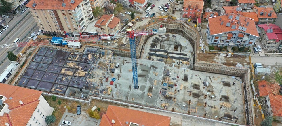 Şehrin en büyük kapasiteli yeraltı otoparkında inşaat çalışmaları sürüyor