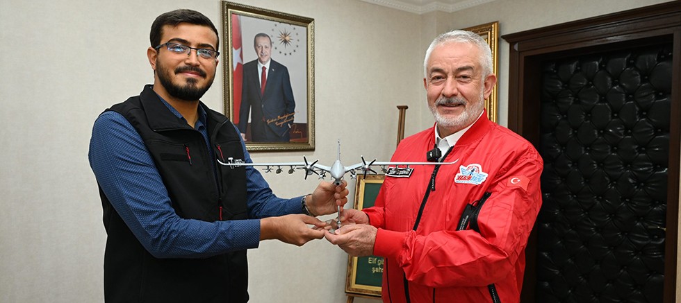 Selçuk Bayraktar’dan Başkan Başdeğirmen’e AKINCI maketi