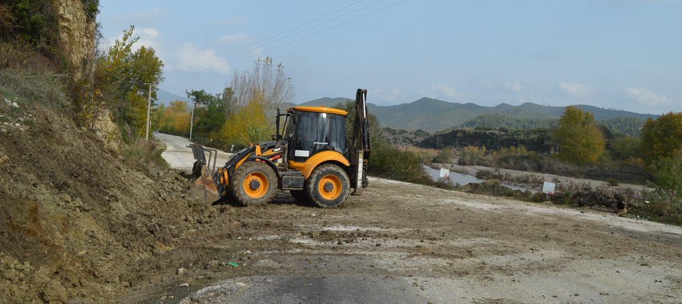 Selden etkilenen Serik yolları temizleniyor