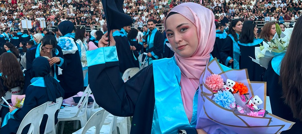 Serebral Palsi hastası ALKÜ'lü Büşra, azmin zaferini dereceyle mezun olarak kutladı